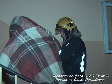 В Выборгском районе пожарные спасли двух детей из горящей квартиры