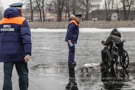 У Петропавловки со льда сняли рыбака в инвалидной коляске