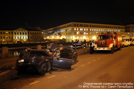 Во время ДТП фургон улетел в Фонтанку