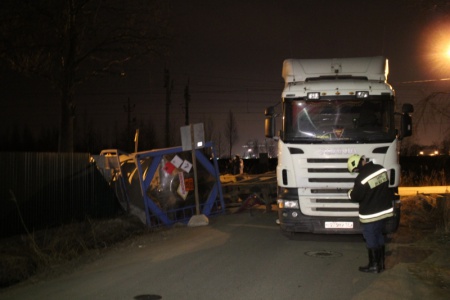 В Володарском опрокинулась цистерна с 23 тоннами газа диметисульфида