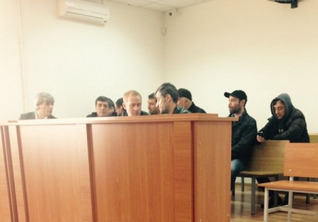 Адвокатов и дочь гендиректора петербургского предприятия «Маяк» Сергея Петрова преследует группа угрюмых парней
