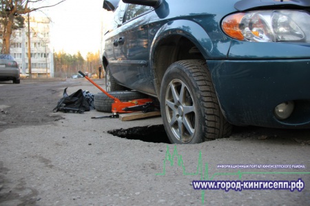 В Кингисеппе из-за просадки грунта  автомобиль оказался в глубокой яме