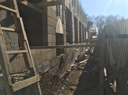 Заброшенная стройка в центре Выборга превратилась в прибежище для бомжей