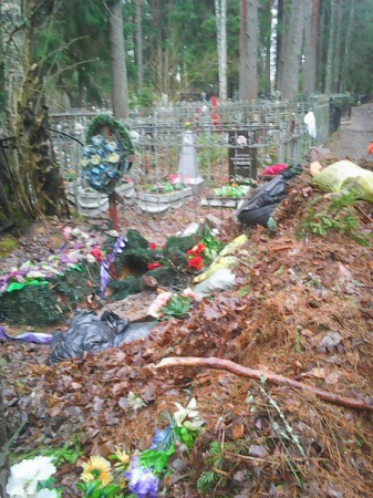 Лужское кладбище постепенно превращается в помойку