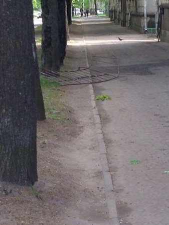 В центре Гатчины со старого здания рухнуло ограждение