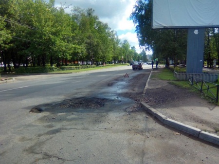 Жители Тихвина жалуются на неудовлетворительное состояние дорог в центре города