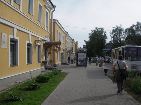 В Гатчине остановочный павильон поставили посередине тротуара
