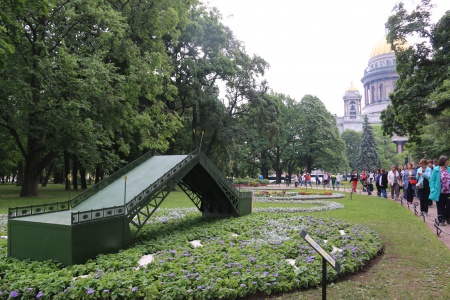 В Александровском саду появились Дворцовый мост и Ростральная колонна