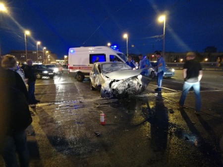 Самопроизвольный развод Володарского моста отправил в больницу трех человек