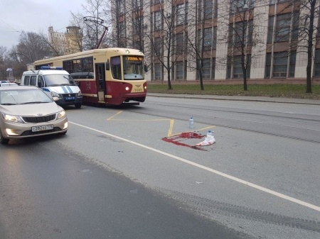 В Невском районе иномарка сбила пассажира, выходившего из трамвая